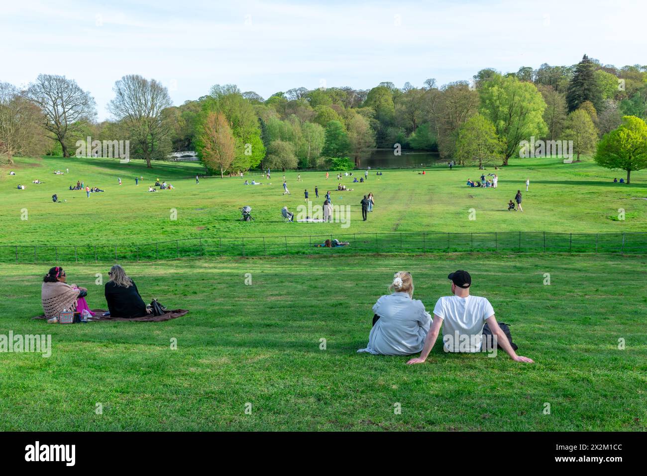 Warm sunny sunshine day hi-res stock photography and images - Alamy