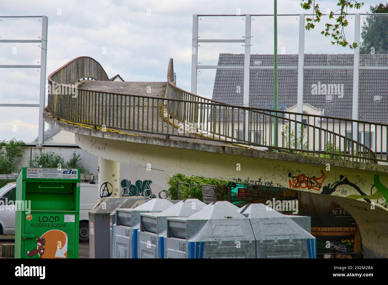 Ende April 2024 soll die Fußgänger Brücke über die A40 in Essen Frillendorf abgerissen werden. Dafür wird an dem Wochenende die A40 gesperrt. Im Verla Stock Photo