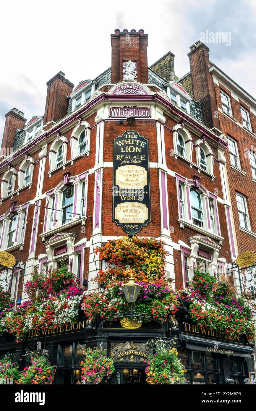 The building of The White Lion, a traditional old pub in Covent Garden, UK Stock Photo