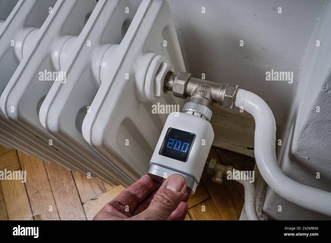 Symbolfoto Energiekosten, Heizkörper, Radiator, digitales Thermostat ...