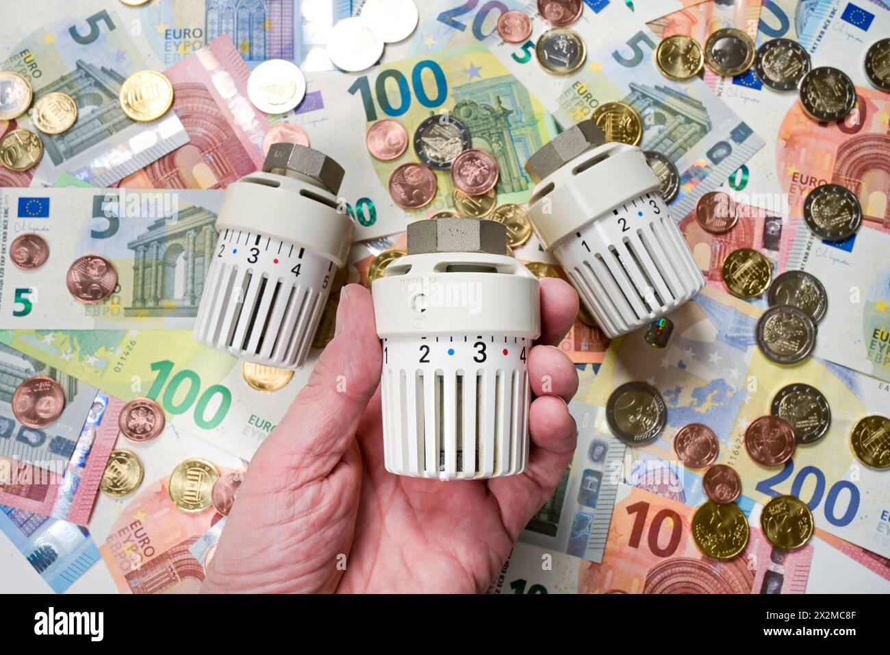 Symbolfoto Heizkosten, Energiekosten, Thermostat, Geld, Euro *** Symbol photo heating costs, energy costs, thermostat, money, Euro Stock Photo