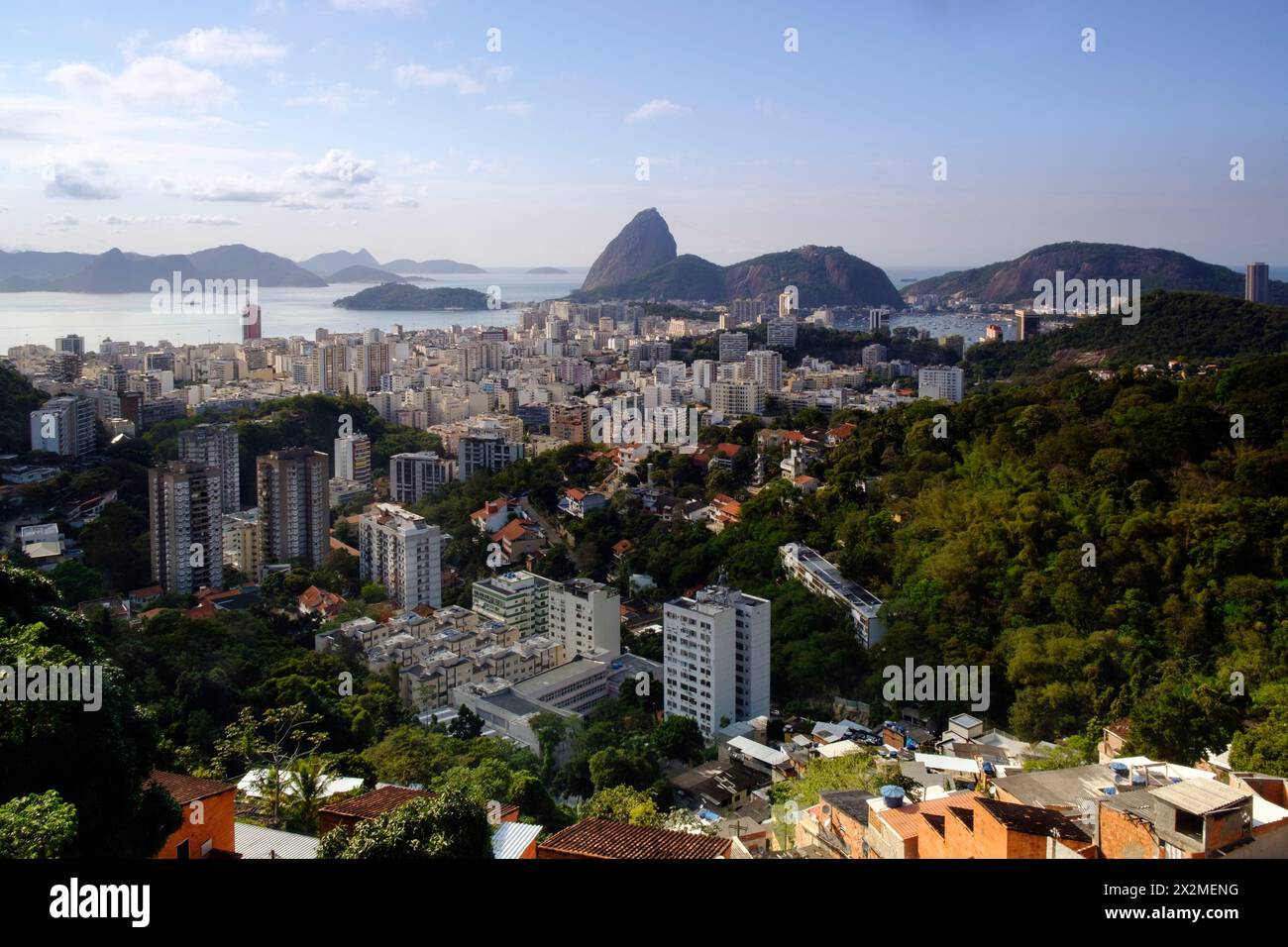 Favela rio guanabara bay hi-res stock photography and images - Alamy