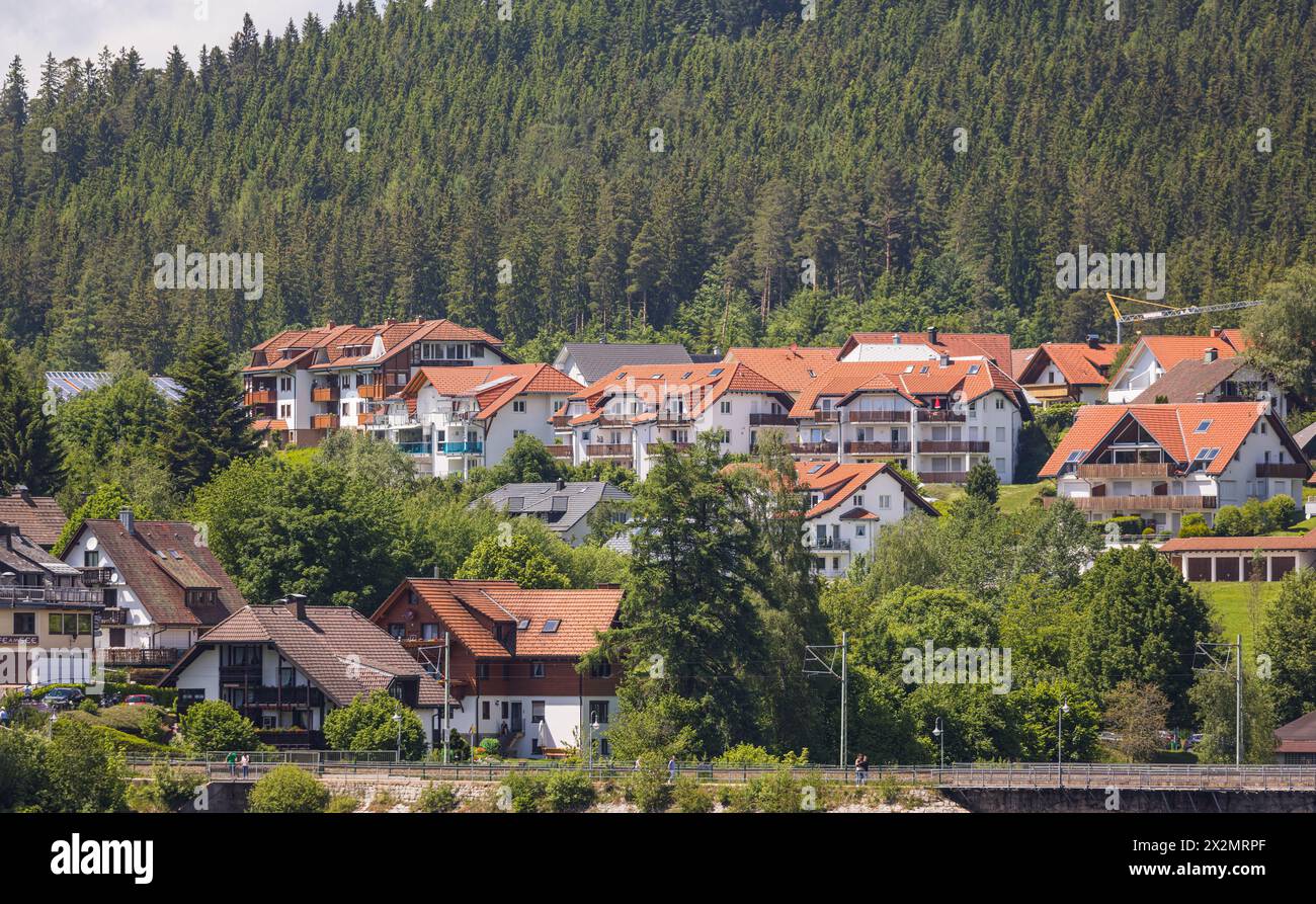 Eine Wohnsiedlung beim Schluchsee im Südschwarzwald. (Schluchsee, Deutschland, 04.06.2022) Stock Photo