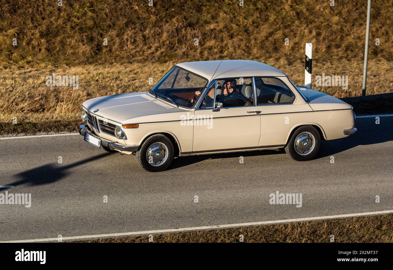 Halbergmoos, Deutschland - 1. Januar 2021: Ein BMW 2002 der Seire BMW 02. Die Mittelklasse-Baureihe wurde zwischen April 1966 und Juli 1977 gebaut - h Stock Photo