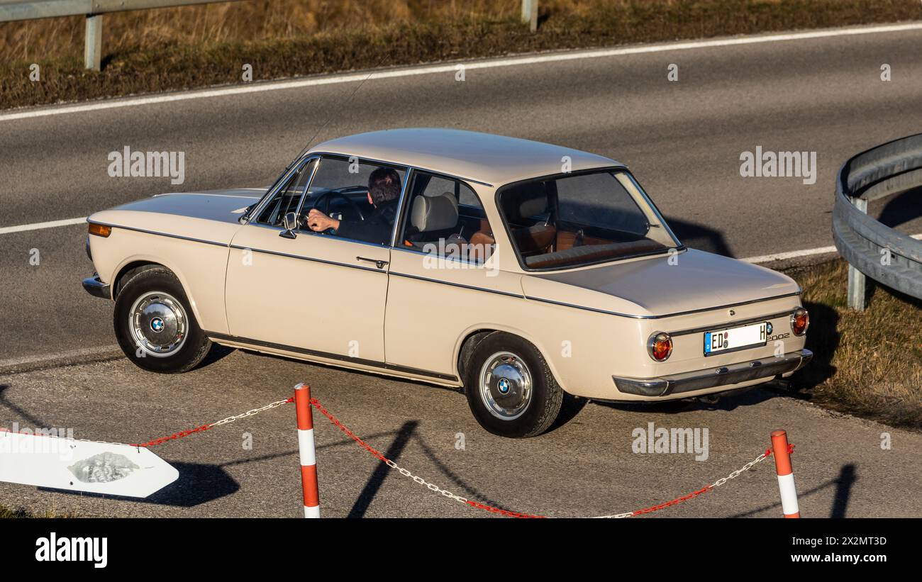Halbergmoos, Deutschland - 1. Januar 2021: Ein BMW 2002 der Seire BMW 02. Die Mittelklasse-Baureihe wurde zwischen April 1966 und Juli 1977 gebaut - h Stock Photo