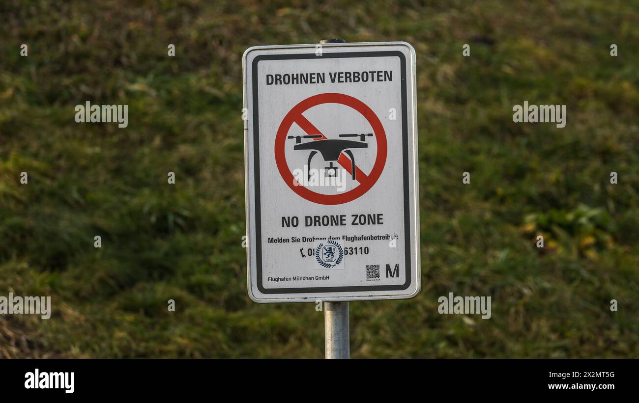 Halbergmoos, Deutschland - 1. Januar 2021: Bei Flughafen München stehen Schilder, die die Besucher darauf hinweisen, dass man nicht mit Drohnen fliege Stock Photo