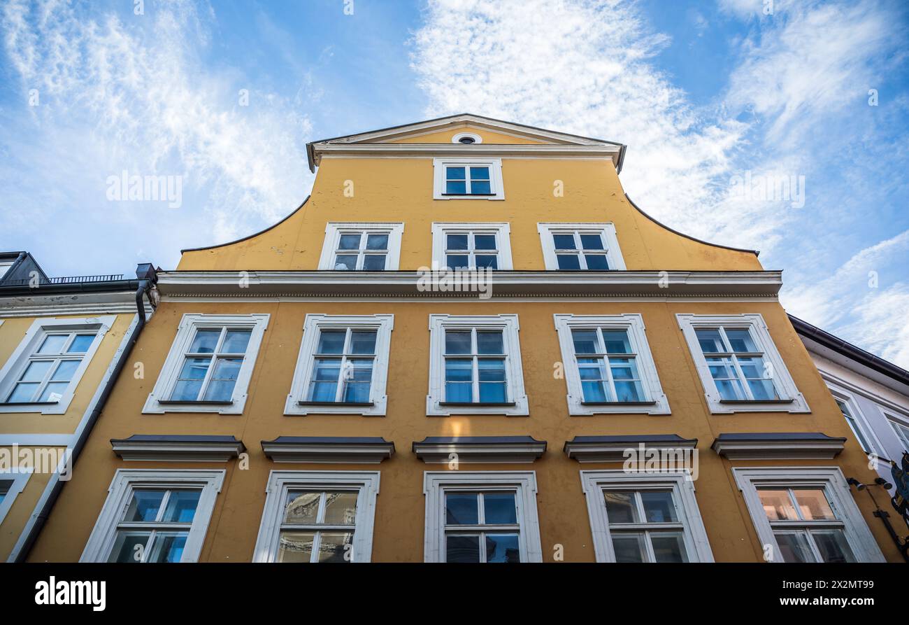 Landshut, Deutschland - 2. Januar 2021: In der wunderschönen Altstadt von Landsberg stehen zahlreiche historische Häuser. Stock Photo