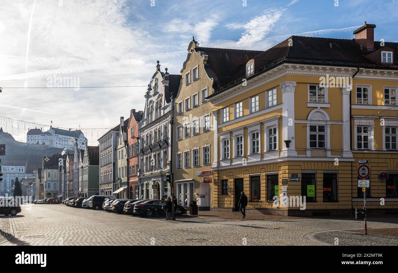 Landshut, Deutschland - 2. Januar 2021: In der wunderschönen Altstadt von Landsberg stehen zahlreiche historische Häuser. Stock Photo