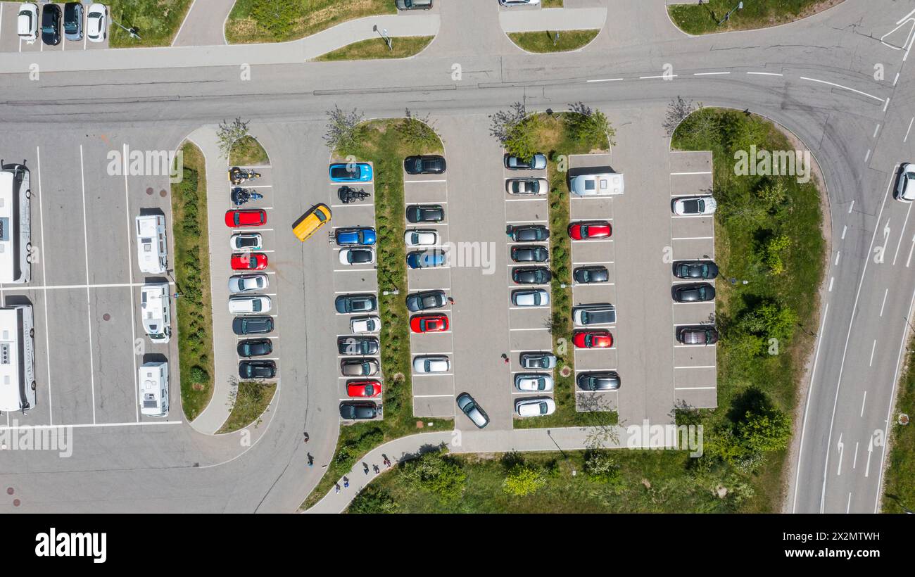 Die Parkplätze vor der Staatsbrauerei Rothaus sind an jenem Hitzetag gut gefüllt. Kühles Bier ist gefragt. (Grafenhausen, Deutschland, 18.06.2022) Stock Photo
