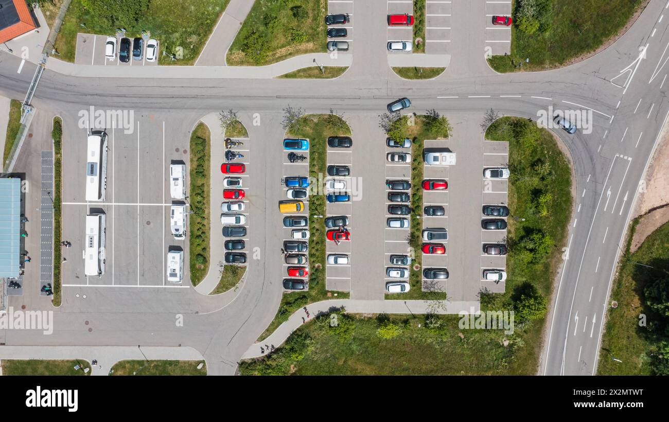 Die Parkplätze vor der Staatsbrauerei Rothaus sind an jenem Hitzetag gut gefüllt. Kühles Bier ist gefragt. (Grafenhausen, Deutschland, 18.06.2022) Stock Photo