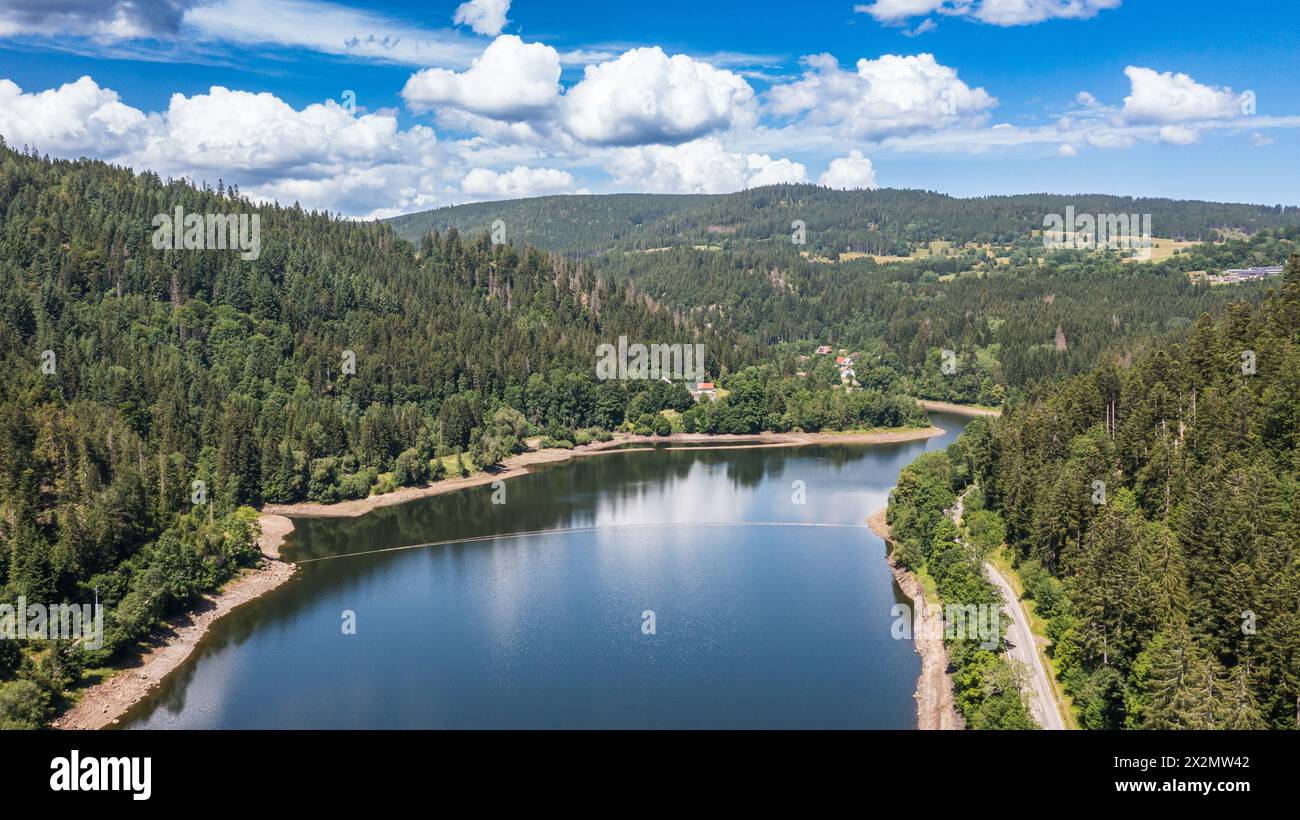 Blick auf den Alpstausee im Schwarzwald in Süddeutschland. Aktuell hat der Stausee zu wenig Wasser. (St. Blasien, Schweiz, 23.06.2022) Stock Photo