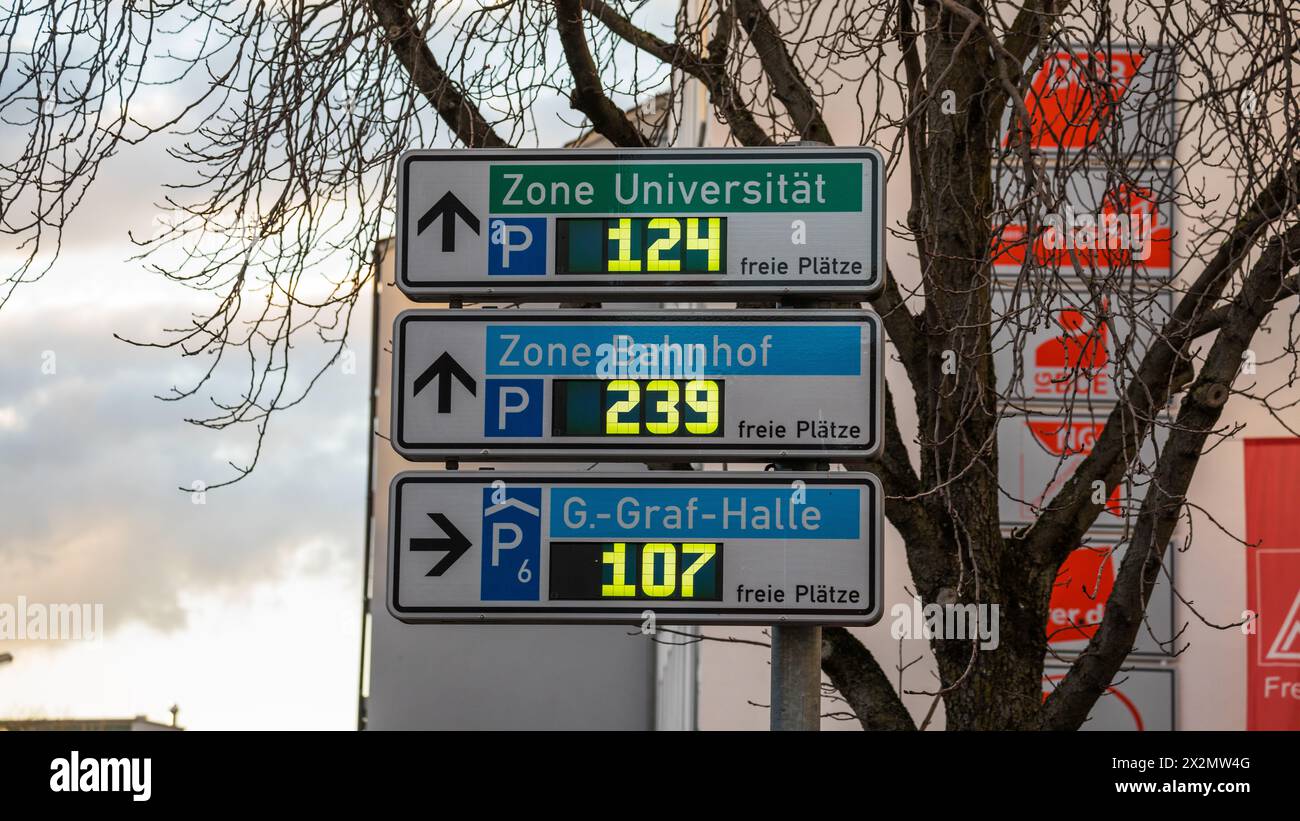 Freiburg im Breisgau, 5. Februar 2022: Blick auf das Parkleitsystem der süddeutschen Stadt Freiburg im Breisgau. Stock Photo