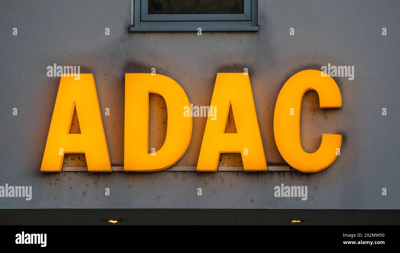Leuchtschrift bei der ADAC Filiale in Freiburg im Breisgau. (05. Februar 2022). Stock Photo