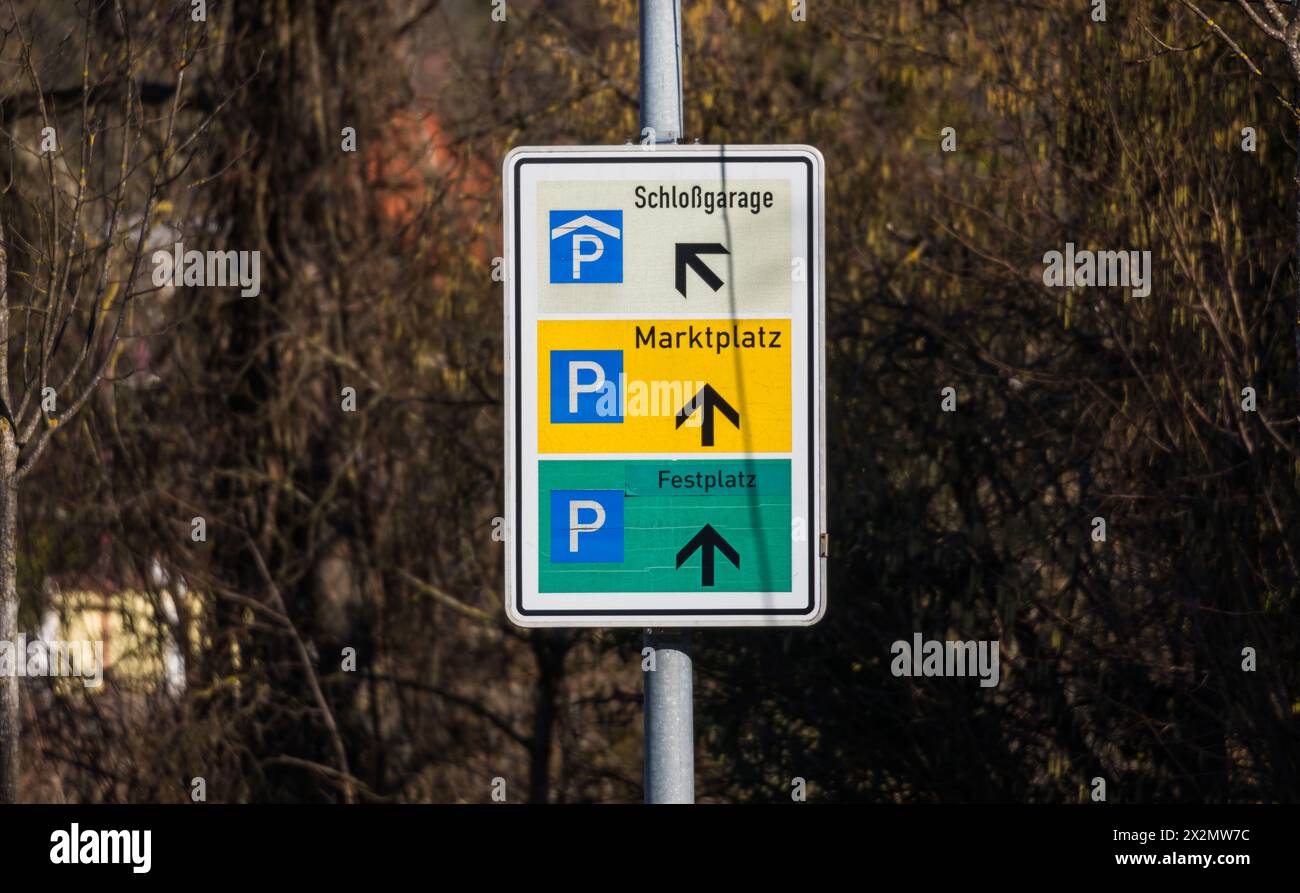 Das Parkleitsystem im Ortsteil Tiengen der süddeutschen Stadt Waldshut-Tiengen. (Waldshut-Tiengen, Deutschland - 8. Februar 2022) Stock Photo