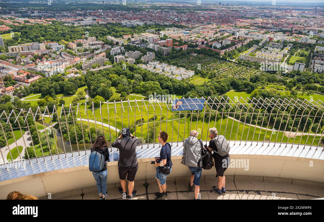Mit dem Lift kann man auf den 291 Meter hohen Olympiaturm fahren und die Aussicht in windiger Höhe geniessen. (München, Deutschland, 27.05.2022) Stock Photo