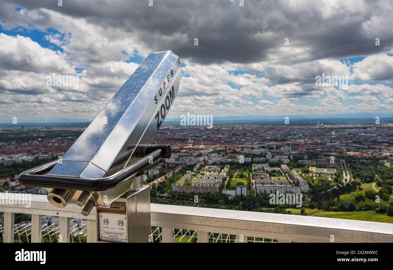 Auf dem Olympiaturm stehen den Besuchern Teleskope zur Verfügung, damit können die weitentfernten Motive vergrössert werden. (München, Deutschland, 27 Stock Photo