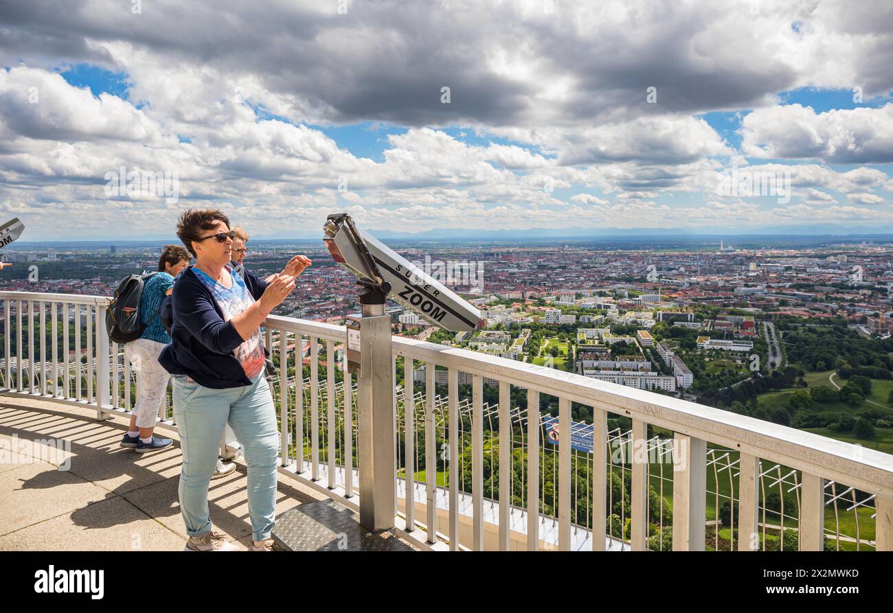 Eine Frau geht zum Teleskop auf dem Münchner Olympiaturm. Objekte die weit entfernt sind, können so vergrössert werden. (München, Deutschland, 27.05.2 Stock Photo