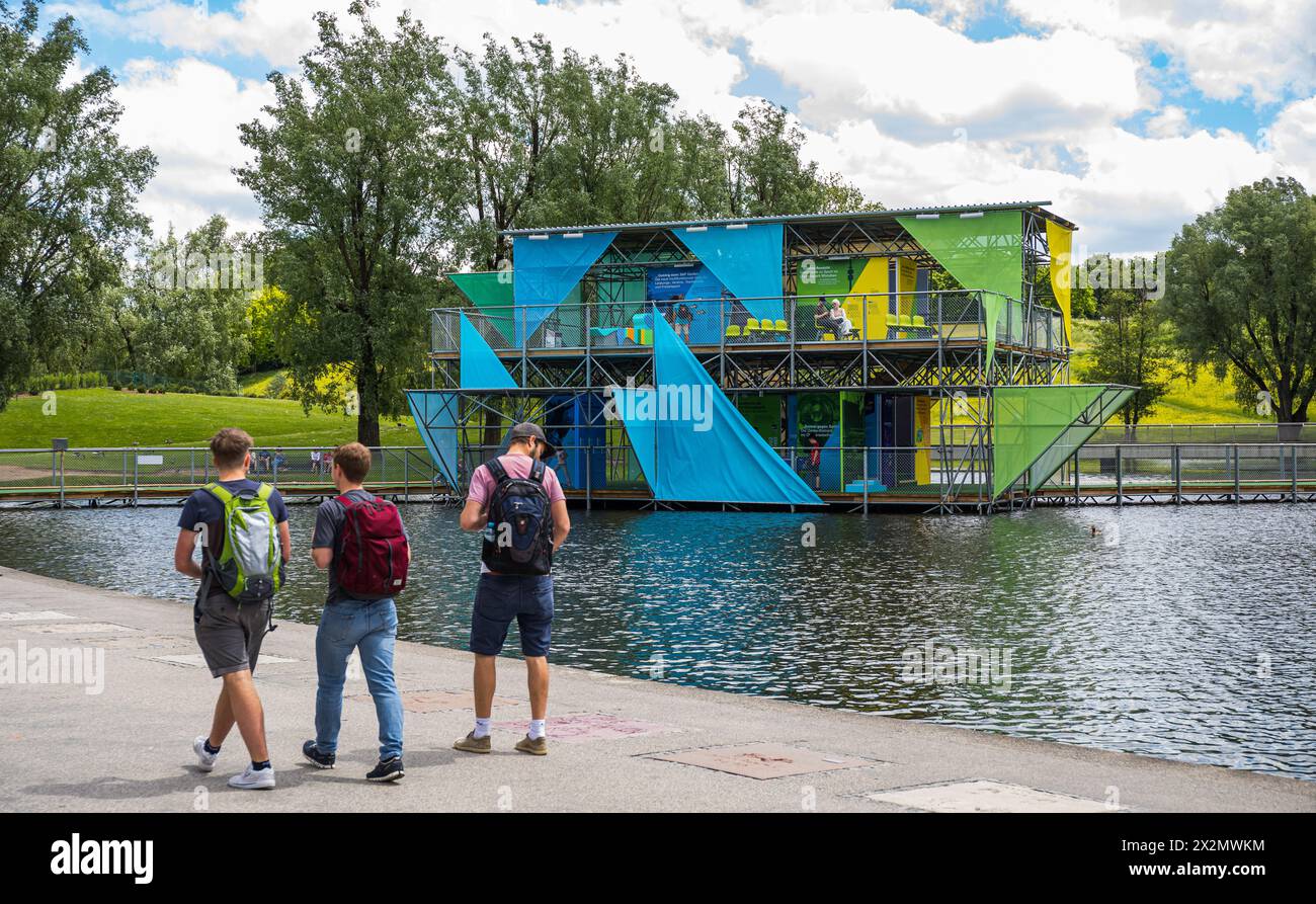 Für das 50jährige Jubliäum wurde auf dem Olympiasee ein Pavillon errichtet. Darin kann die Sportgeschichte von 1972 nochmals erlebt werden. (München, Stock Photo