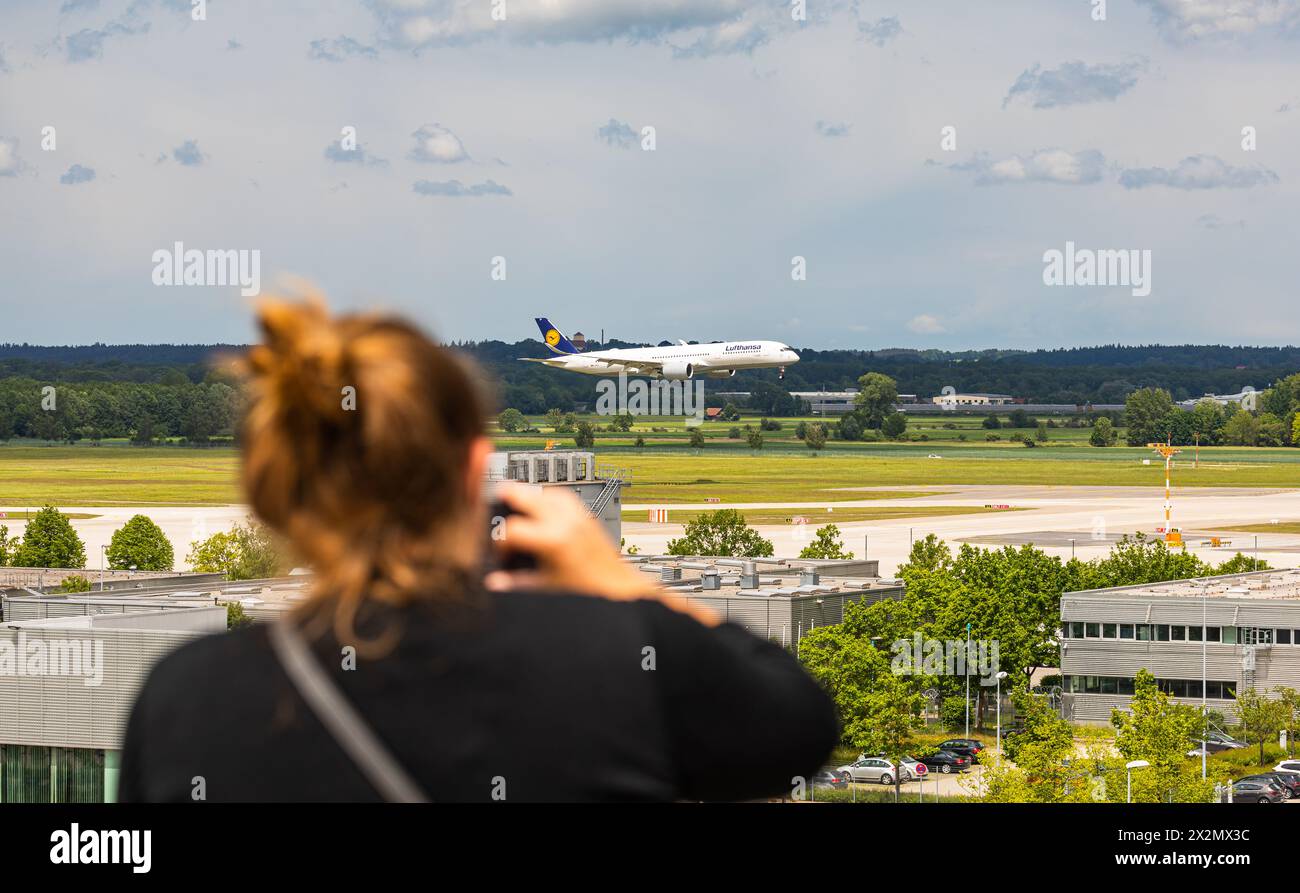 Eine Frau beobachtet auf dem Besucherhügel des Flughafen München landende Flugzeuge.(Halbergmoos, Deutschland, 29.05.2022) Stock Photo