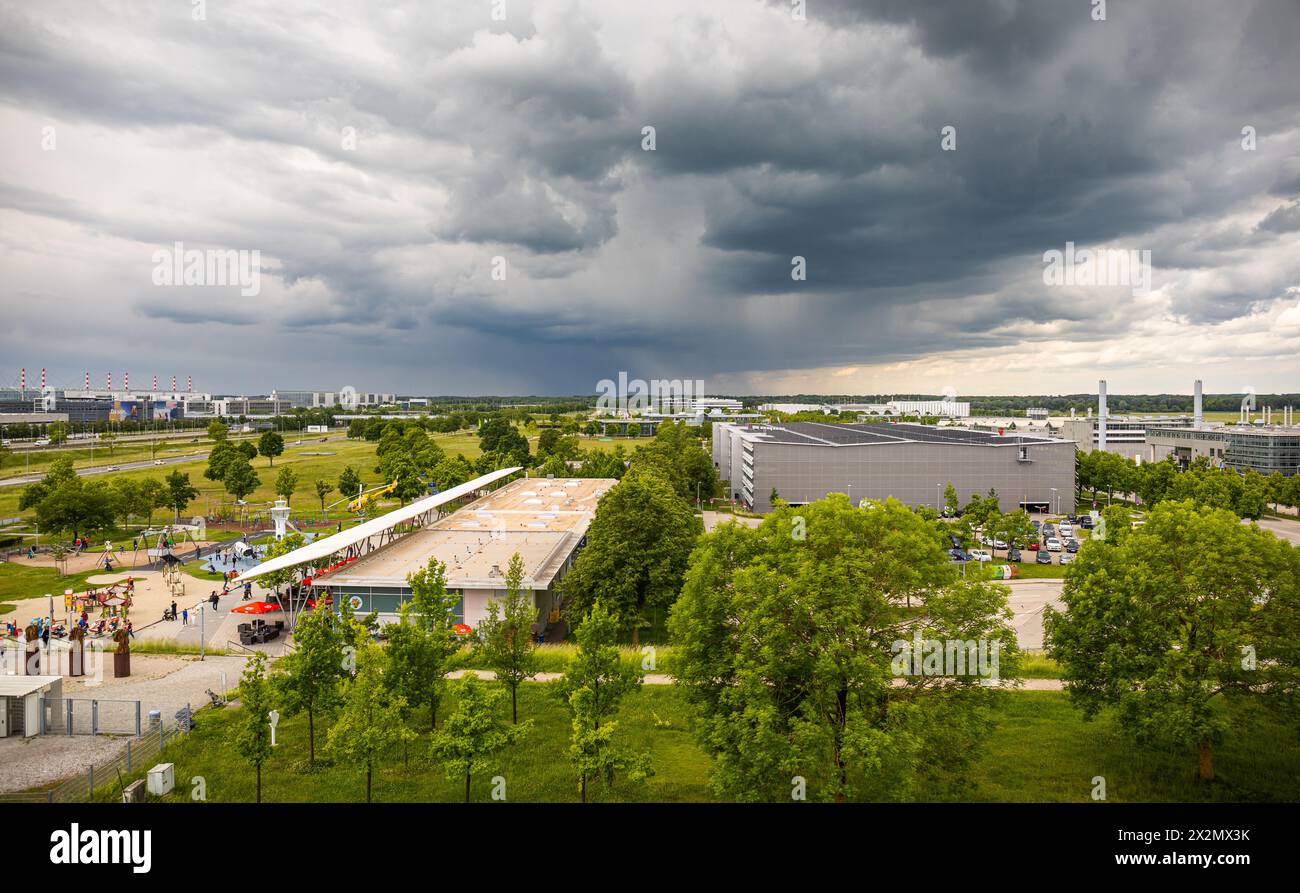 Vom Besucherhügel des Flughafen München kann eine starke Gewitterfront mit intensiven Regenschauer beobachtet werden. (Halbergmoos, Deutschland, 29.05 Stock Photo