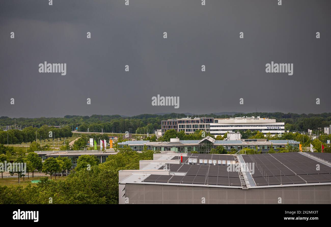 Vom Besucherhügel des Flughafen München kann eine starke Gewitterfront mit intensiven Regenschauer beobachtet werden. (Halbergmoos, Deutschland, 29.05 Stock Photo