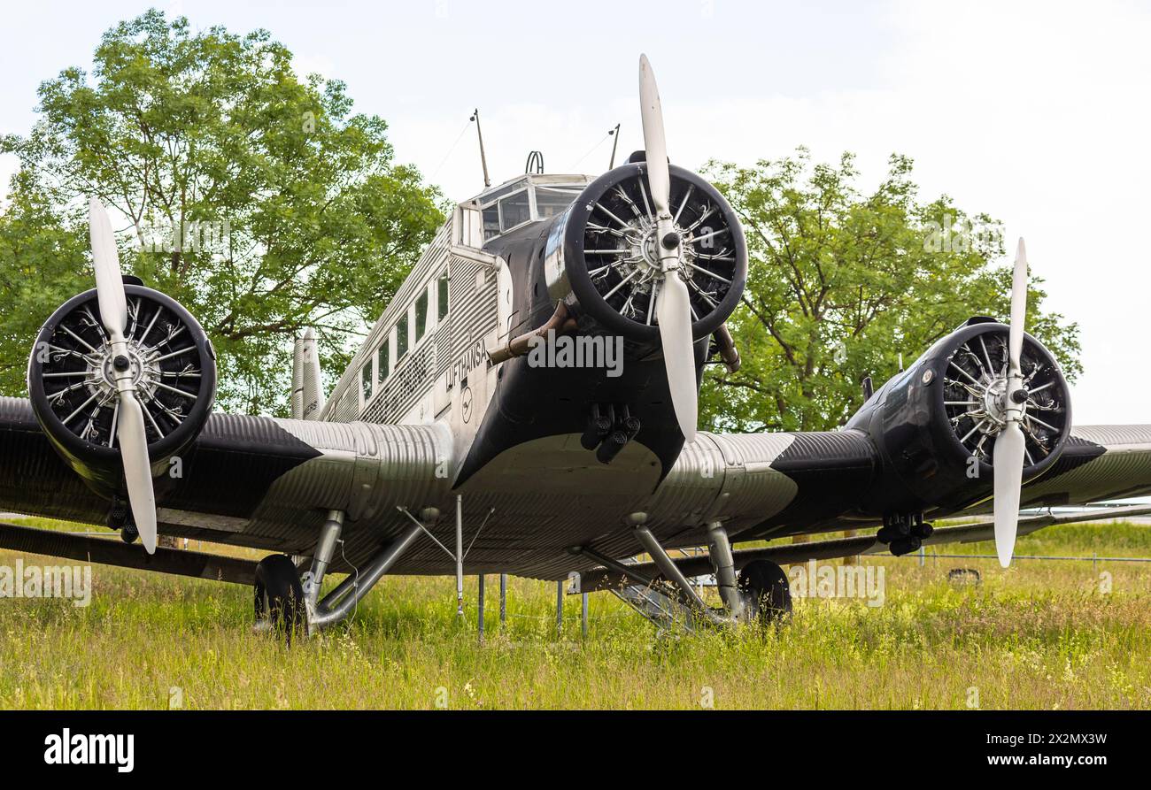 Eine dreimotorige Junkers Ju52 3/m steht beim Besucherpark des Flughafen München. Sie trägt den Übernamen Tante Ju. (Halbergmoos, Deutschland, 29.05.2 Stock Photo
