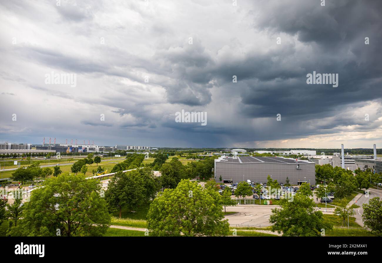 Vom Besucherhügel des Flughafen München kann eine starke Gewitterfront mit intensiven Regenschauer beobachtet werden. (Halbergmoos, Deutschland, 29.05 Stock Photo
