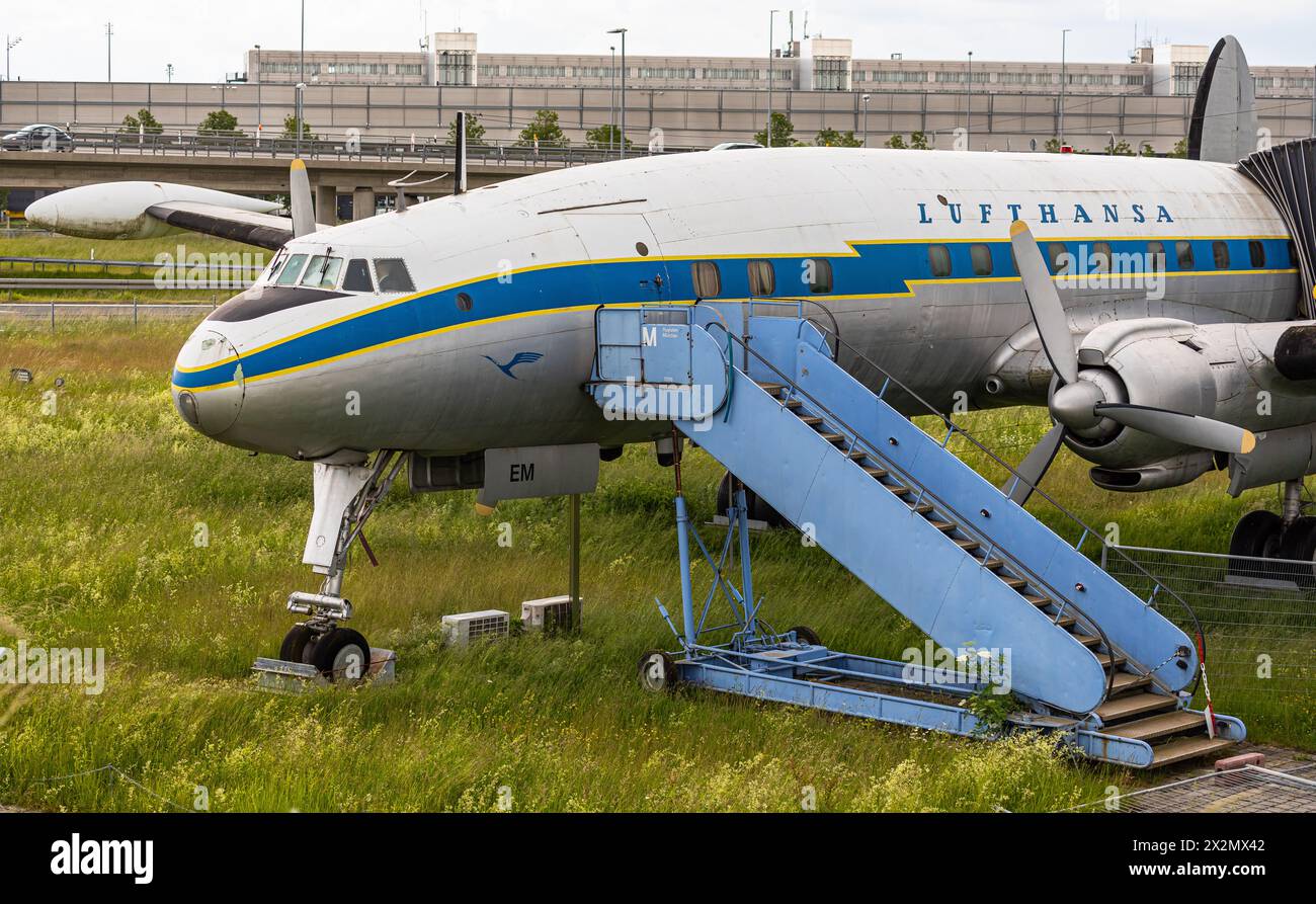 Die Lockheed Super Constellation, welche von Liebhabern Super-Connie genannt wird, wirkt im Besucherpark des Flughafen Münchens verwahrlost.(Halbergmo Stock Photo