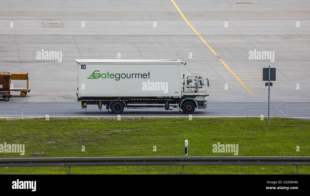 Ein Lastkraftwagen der Firma Gategourmet bringt Verpflegung zu den Flugzeugen auf dem Flughafen München.(München, Deutschland, 29.05.2022) Stock Photo
