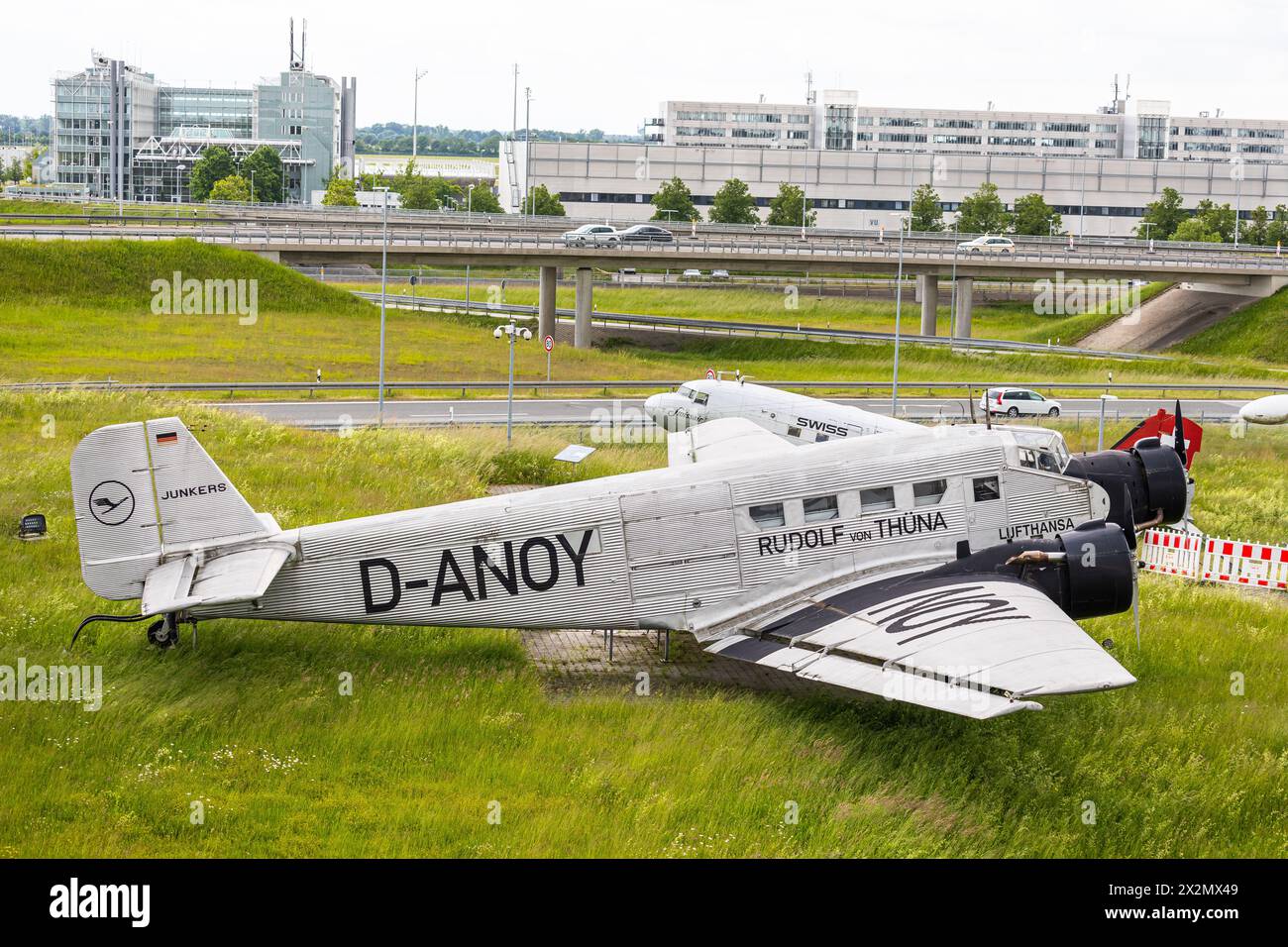 Beim Besucherpark des Flughafen München stehen historische Flugzeuge. Im Fokus eine Junkers Ju52 3/m, dahinter eine Swissair DC-3. (Halbergmoos, Deuts Stock Photo