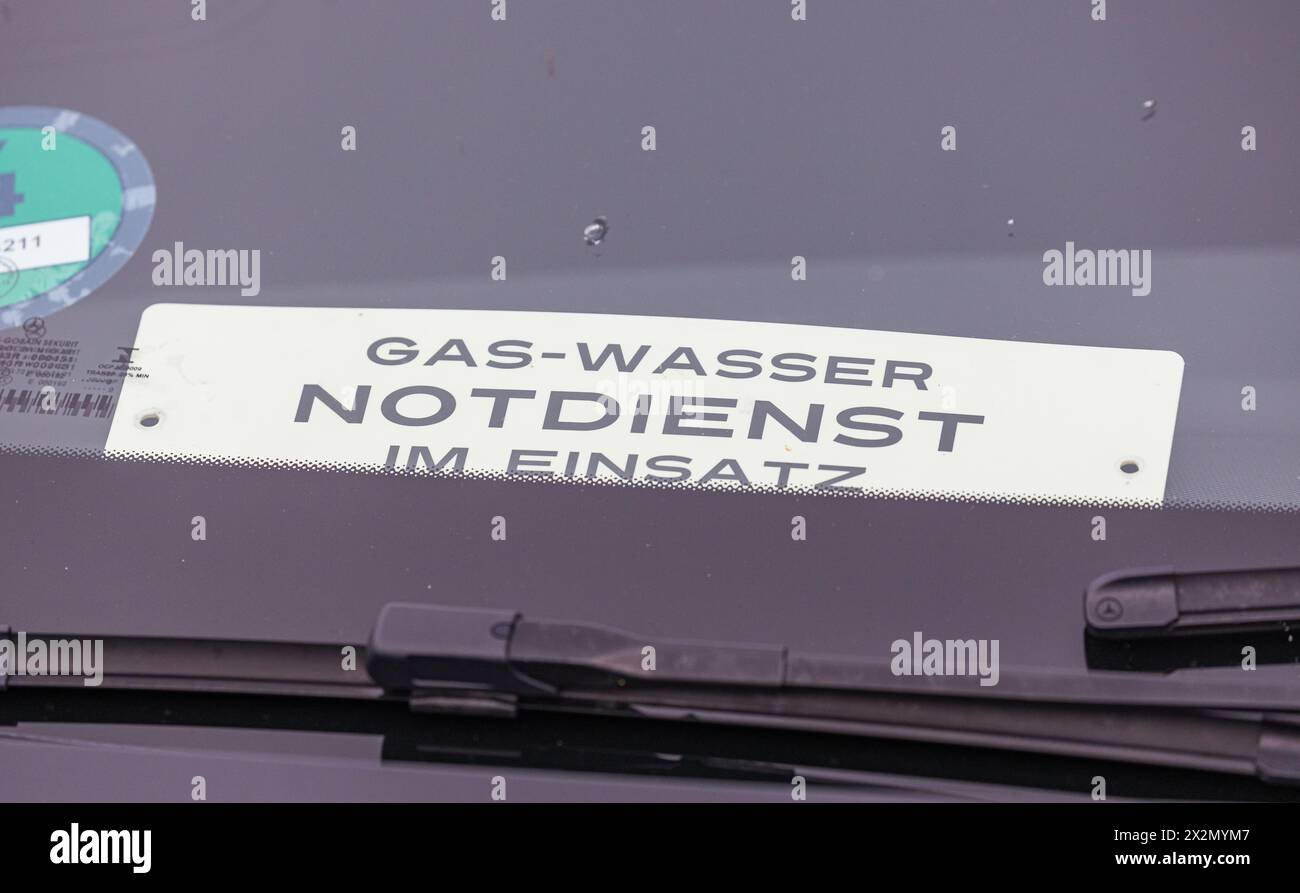 Hinter der Frontscheibe eines PKW ist ein Schild angebracht, welches besagt, dass der Gas-Wasser Notdienst im Einsatz ist. (München, Deutschland, 27.0 Stock Photo