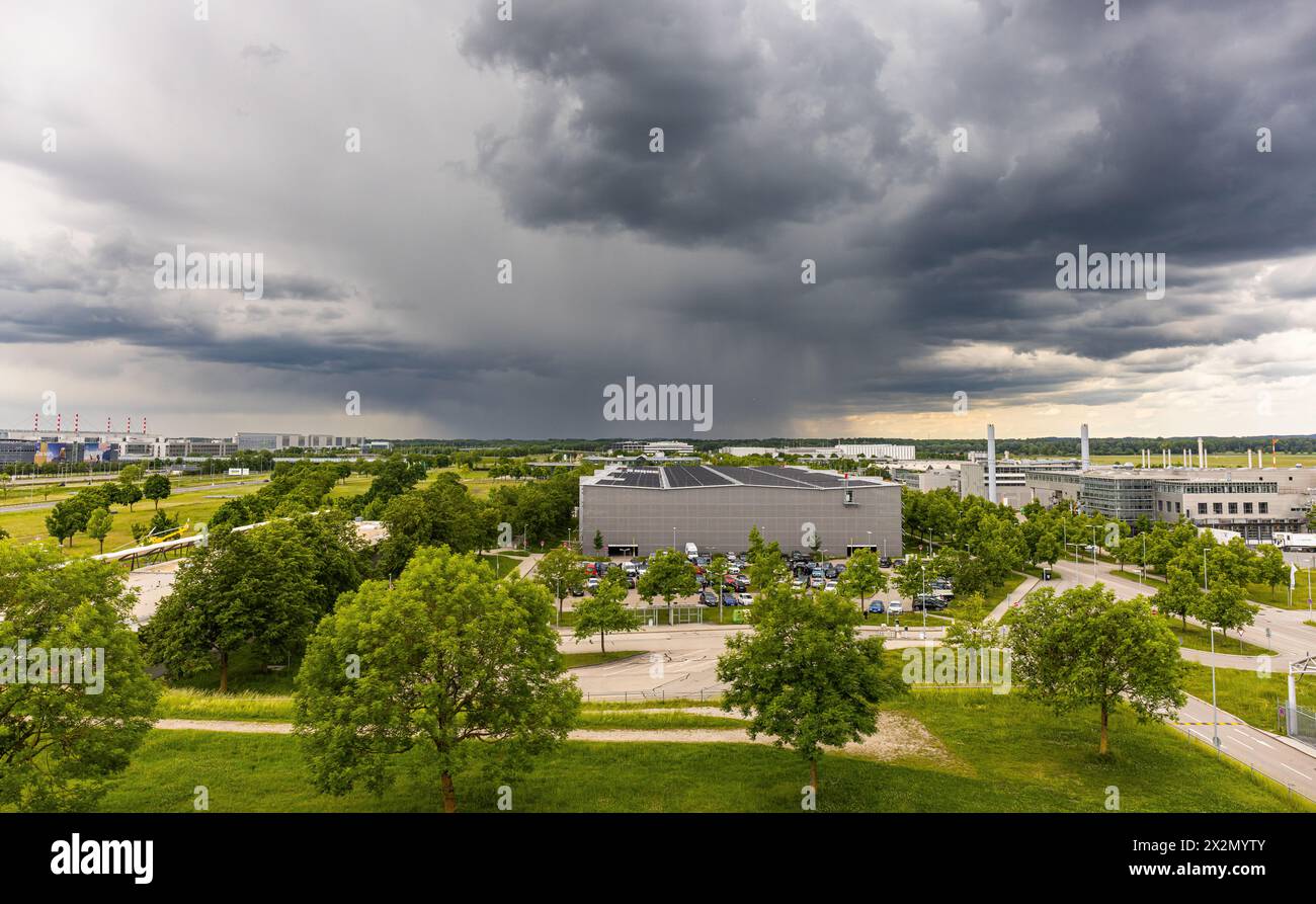 Vom Besucherhügel des Flughafen München kann eine starke Gewitterfront mit intensiven Regenschauer beobachtet werden. (Halbergmoos, Deutschland, 29.05 Stock Photo