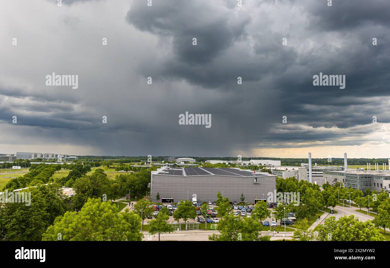 Vom Besucherhügel des Flughafen München kann eine starke Gewitterfront mit intensiven Regenschauer beobachtet werden. (Halbergmoos, Deutschland, 29.05 Stock Photo