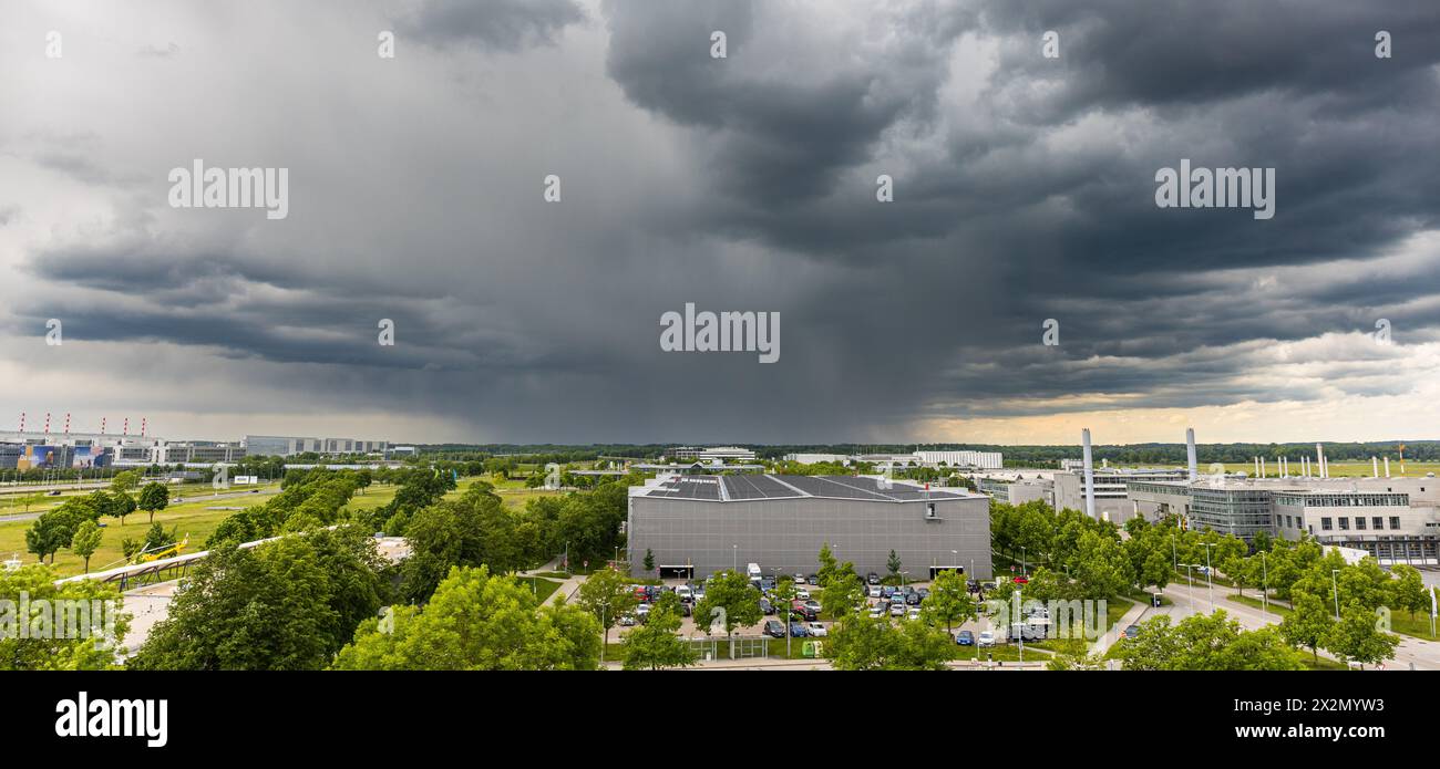 Vom Besucherhügel des Flughafen München kann eine starke Gewitterfront mit intensiven Regenschauer beobachtet werden. (Halbergmoos, Deutschland, 29.05 Stock Photo