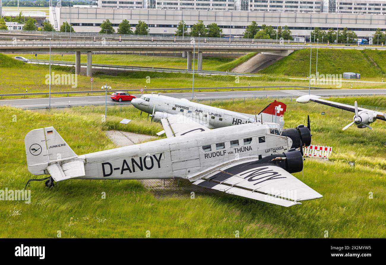 Beim Besucherpark des Flughafen München stehen historische Flugzeuge. Im Fokus eine Junkers Ju52 3/m, dahinter eine Swissair DC-3. (Halbergmoos, Deuts Stock Photo