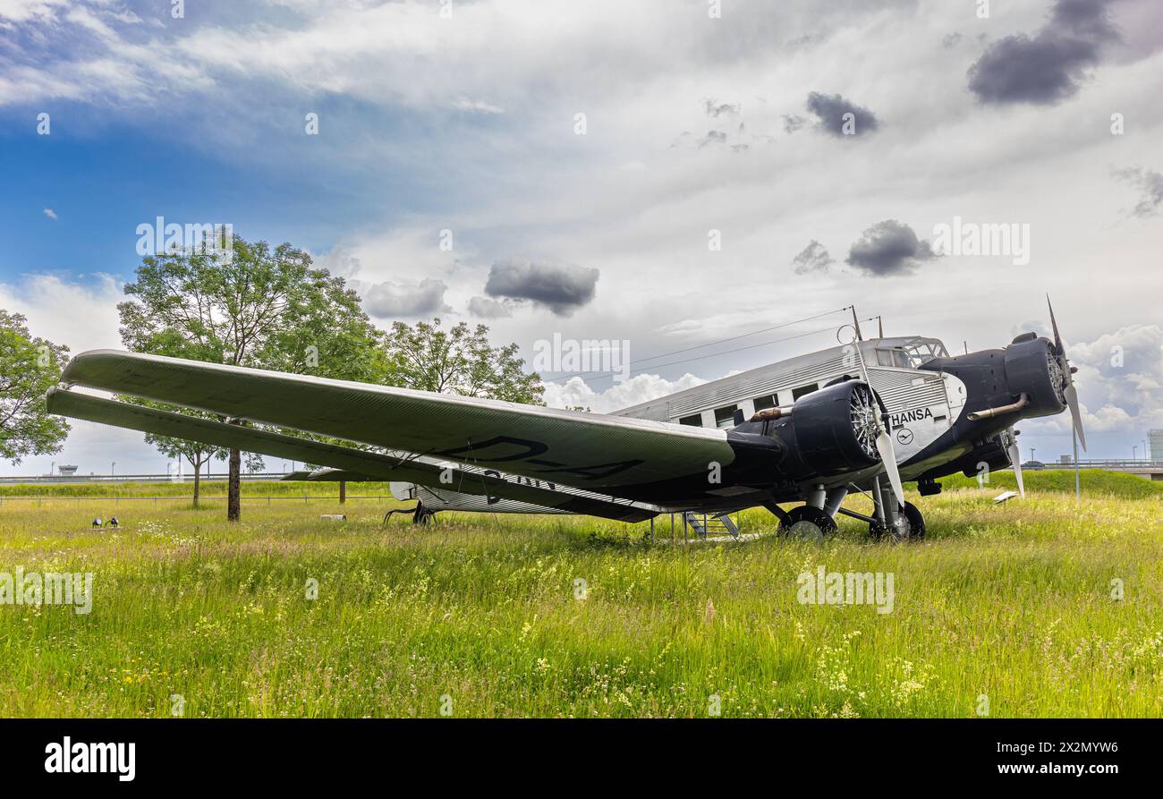 Eine dreimotorige Junkers Ju52 3/m steht beim Besucherpark des Flughafen München. Sie trägt den Übernamen Tante Ju. (Halbergmoos, Deutschland, 29.05.2 Stock Photo