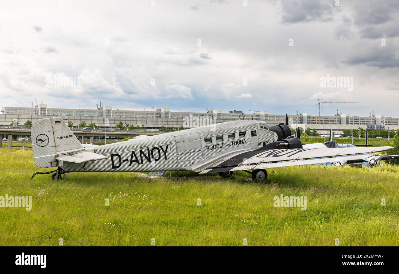 Eine dreimotorige Junkers Ju52 3/m steht beim Besucherpark des Flughafen München. Sie trägt den Übernamen Tante Ju. (Halbergmoos, Deutschland, 29.05.2 Stock Photo