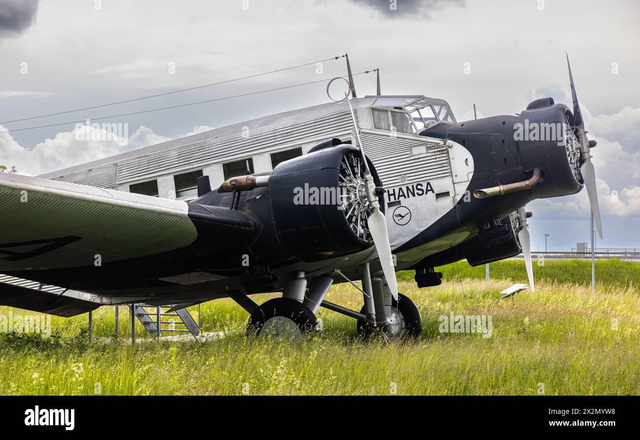 Eine dreimotorige Junkers Ju52 3/m steht beim Besucherpark des Flughafen München. Sie trägt den Übernamen Tante Ju. (Halbergmoos, Deutschland, 29.05.2 Stock Photo
