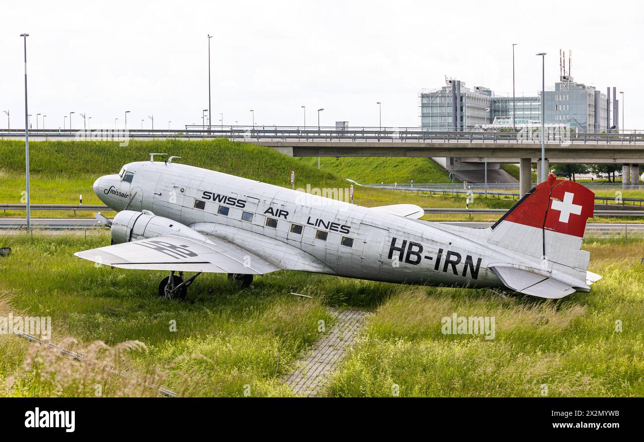 Einst flog die Douglas DC-3 für die Schweizer Fluggesellschaft Swissair. Heute steht das historische Flugzeug beim Besucherpark des Flughafen München. Stock Photo