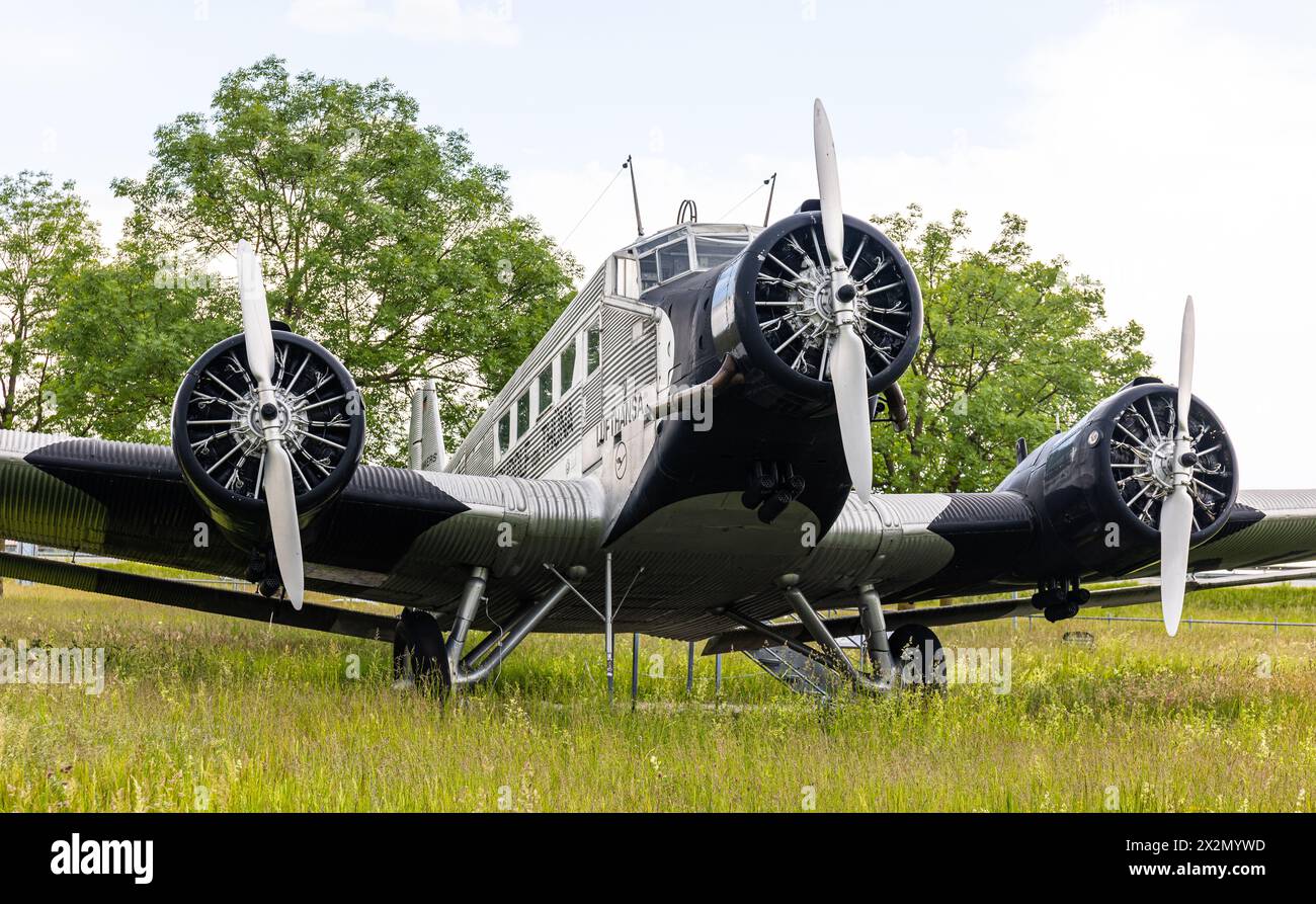 Eine dreimotorige Junkers Ju52 3/m steht beim Besucherpark des Flughafen München. Sie trägt den Übernamen Tante Ju. (Halbergmoos, Deutschland, 29.05.2 Stock Photo