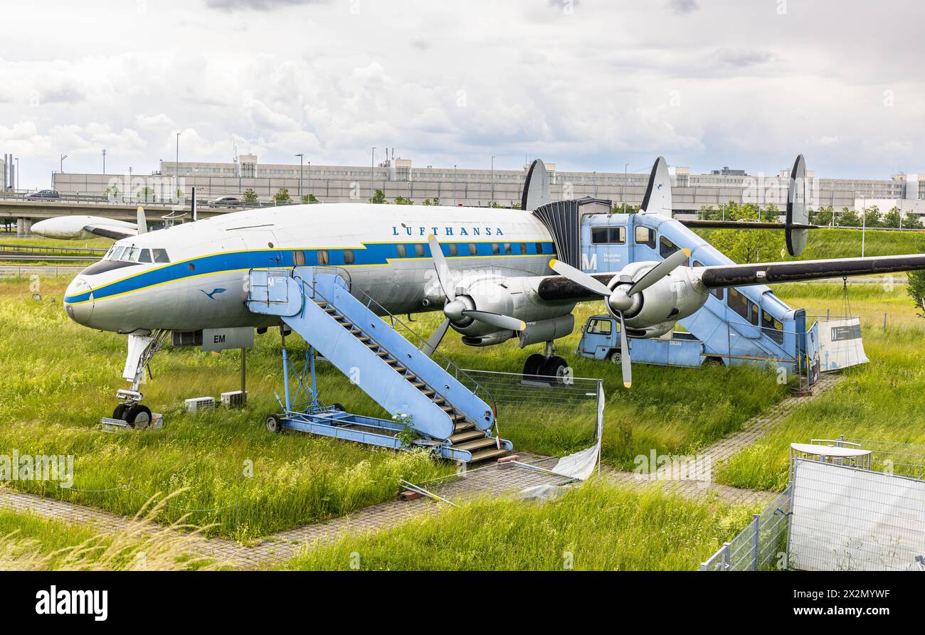 Die Lockheed Super Constellation, welche von Liebhabern Super-Connie genannt wird, wirkt im Besucherpark des Flughafen Münchens verwahrlost.(Halbergmo Stock Photo