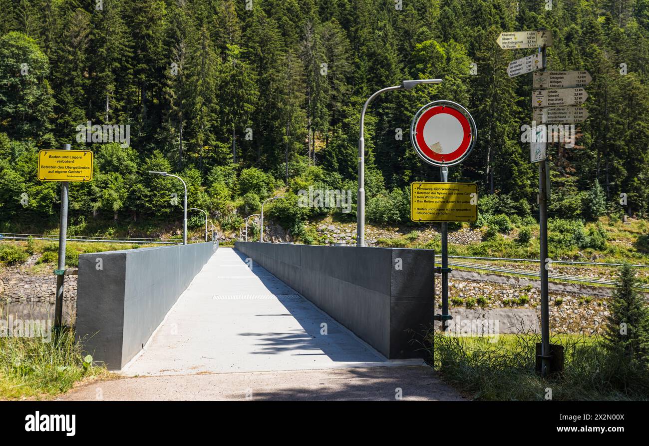 Die Brücke über den Staudamm des Alpstausee - ist ein Privatweg der Betreiberfirma Schluchseewerk AG. (St. Blasien, Deutschland, 23.06.2022) Stock Photo