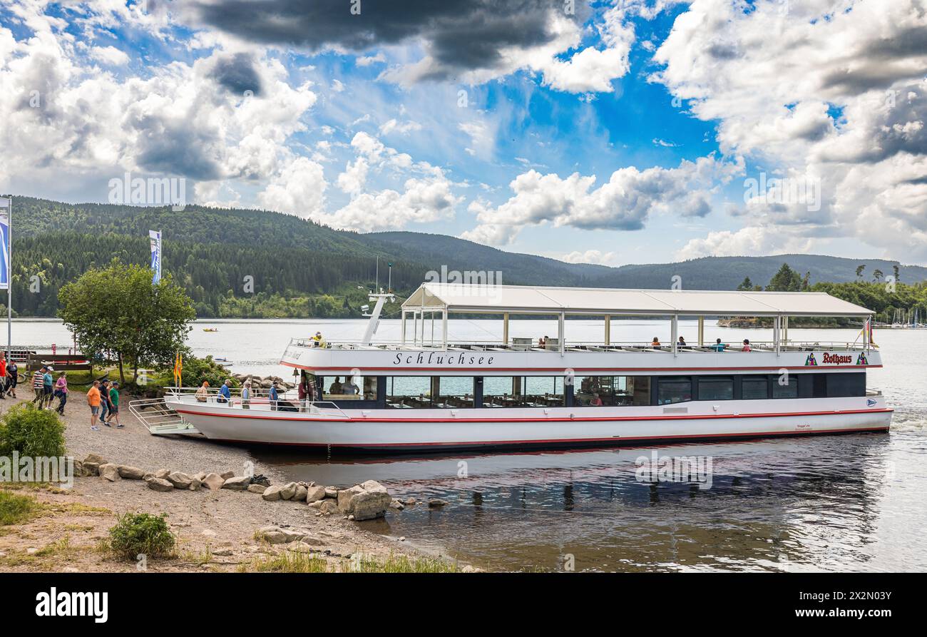 Die Passagiere verlassen das Motorschiff Schluchsee. Auf dem Passagierschiff kann man eine Rundfahrt auf dem Schluchsee im Schwarzwald geniessen. (Sch Stock Photo