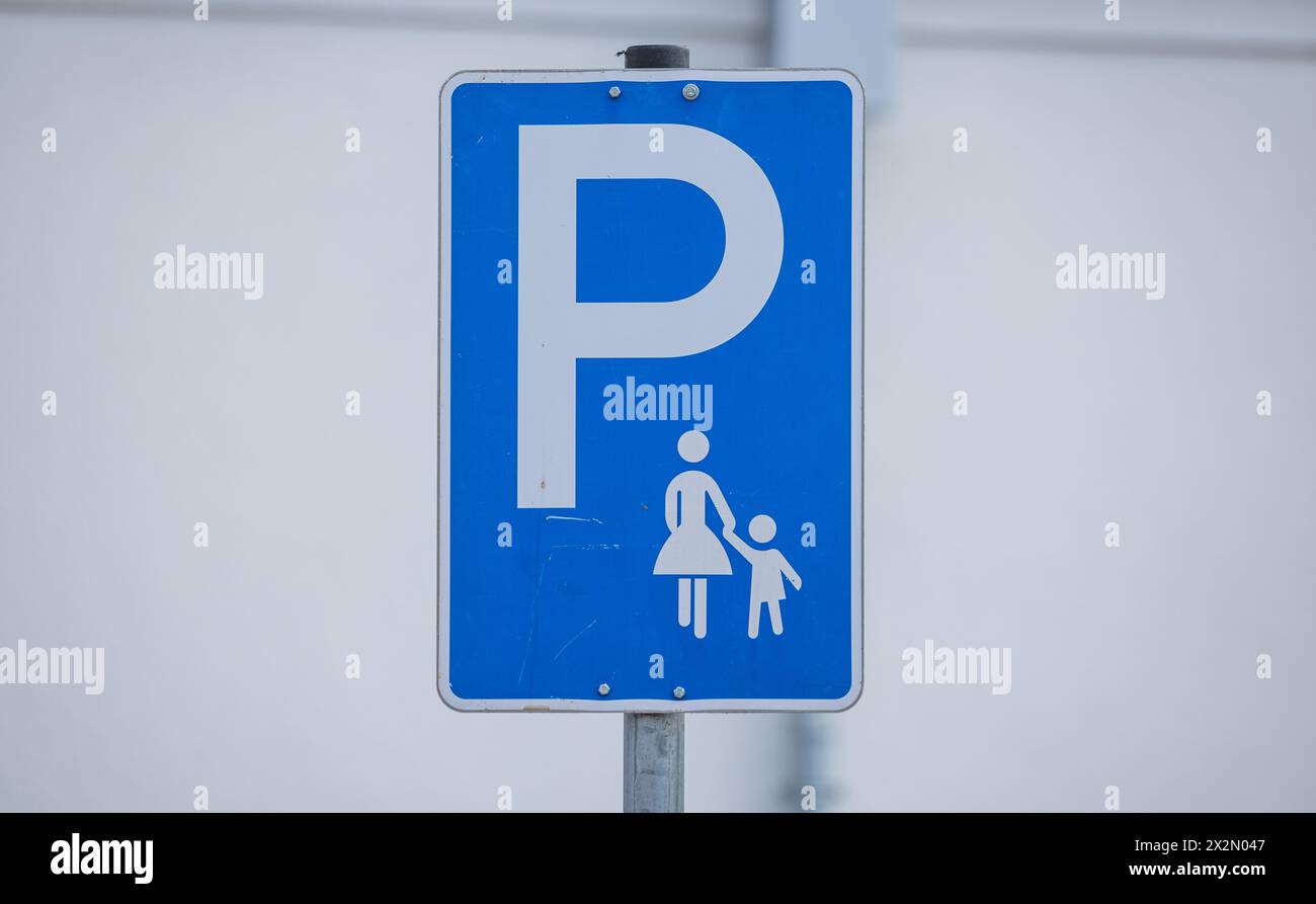 Ein Schild besagt, dass hier nur Familien mit Kindern parkieren dürfen. (Gaillingen am Hochrhein, Deutschland, 06.06.2022) Stock Photo