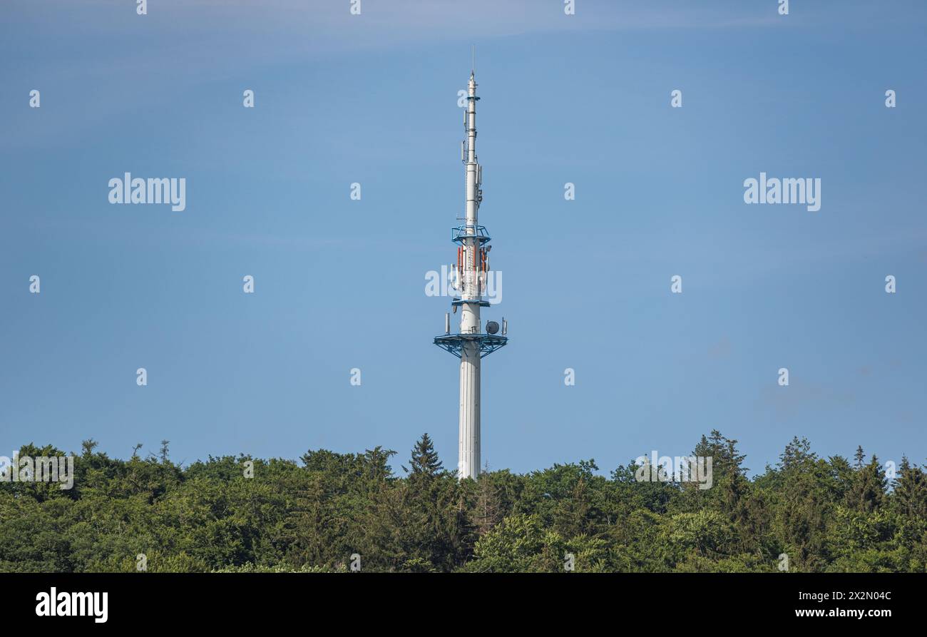 Eine Antenne in Süddeutschland übertragt das TV-Signal, aber sie ist auch für Mobilfunk verantwortlich. (Gaillingen am Hochrhein, Deutschland, 06.06.2 Stock Photo