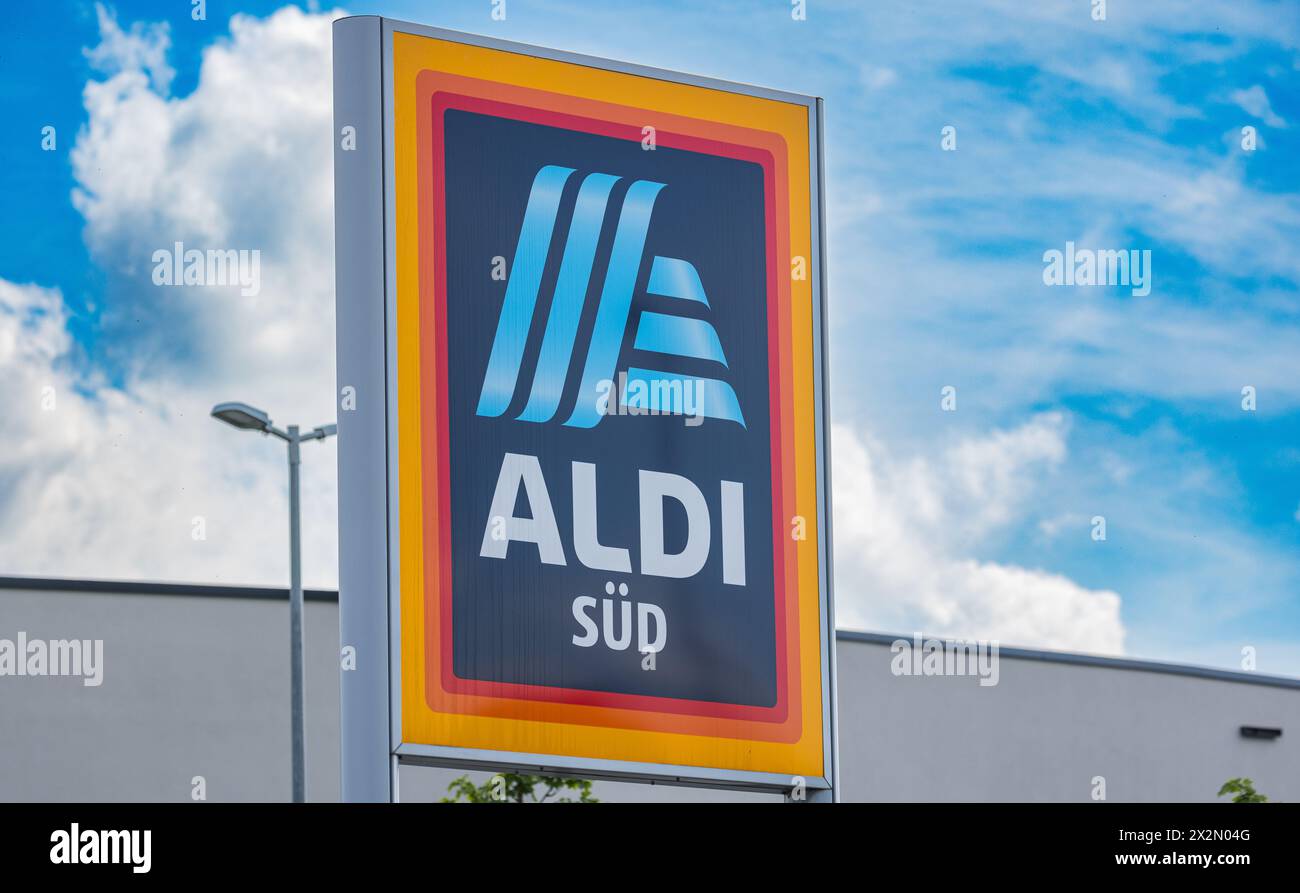 Das Logo der Aldi Süd Filiale in Süddeutschland. (Gaillingen am Hochrhein, Deutschland, 06.06.2022) Stock Photo