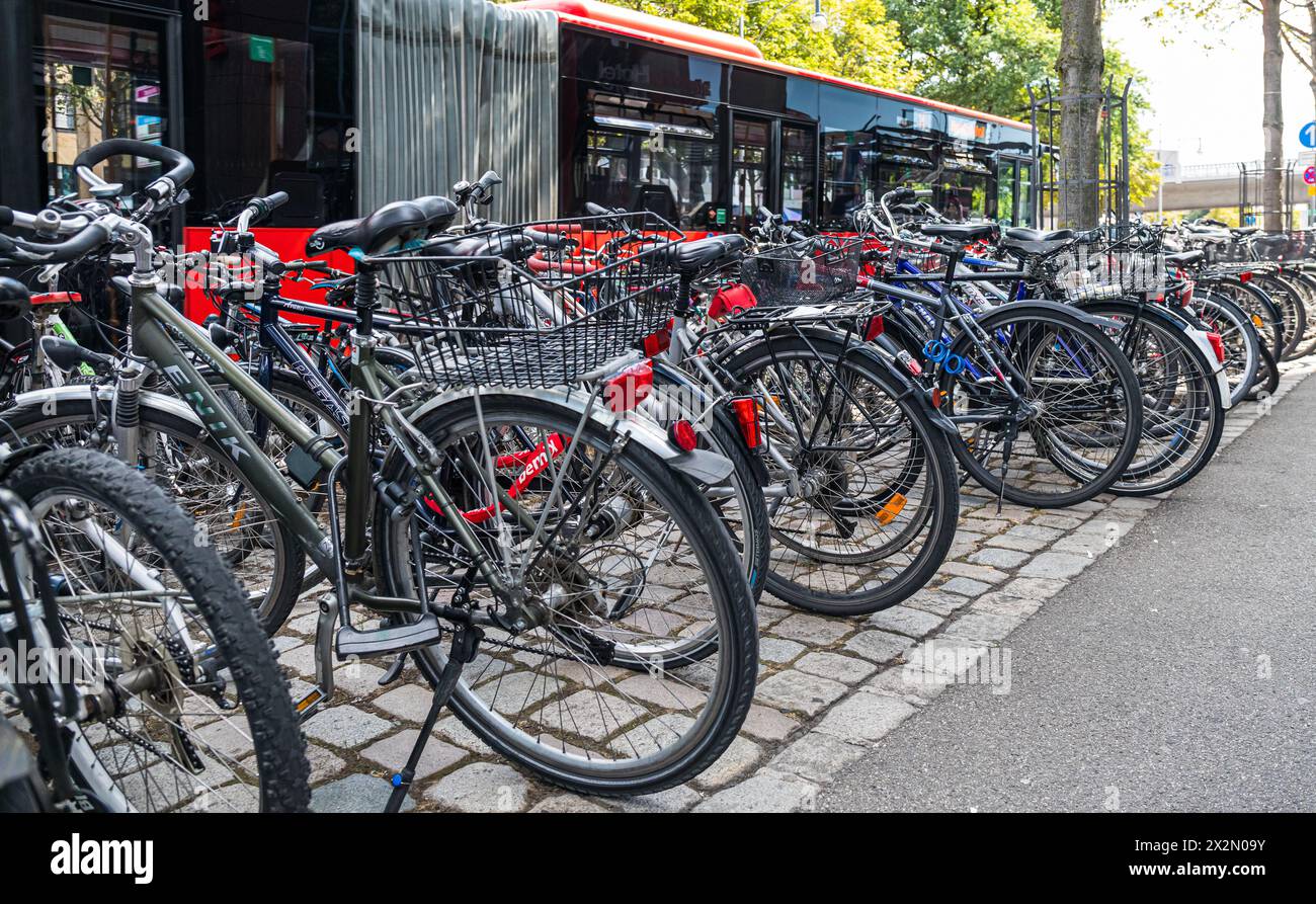 Fahrräder stehen an einem Fahrrädständer, die meisten davor angekettet und vor Diebstahl geschützt. (Freiburg in Breisgau, Schweiz, 07.08.2022) Stock Photo