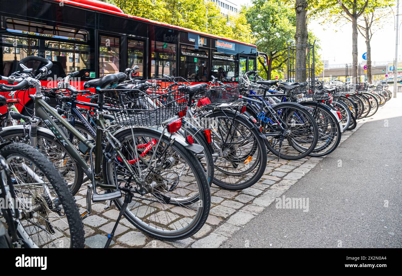 Fahrräder stehen an einem Fahrrädständer, die meisten davor angekettet und vor Diebstahl geschützt. (Freiburg in Breisgau, Schweiz, 07.08.2022) Stock Photo