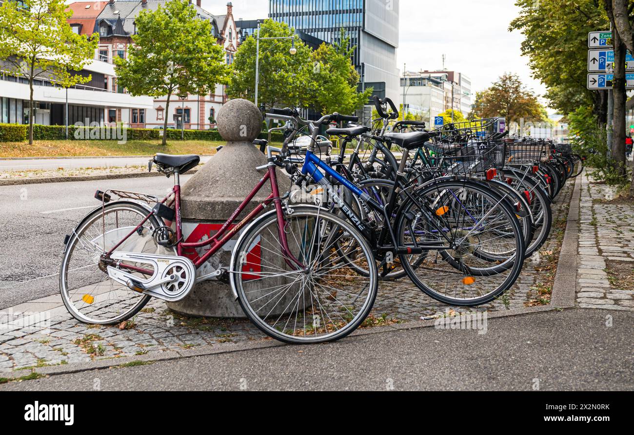 Bei einem Fahrradständer unweit vom Hauptbahnhof Freiburg im Breisgau stehen unzählige Fahrräder. (Freiburg im Breisgau, Deutschland, 07.08.2022) Stock Photo