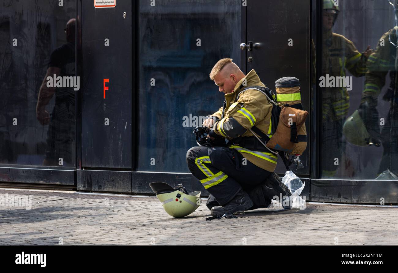 Ein Feuerwehrmann bereitet sich mit Atemschutz auf seinen Einsatz vor. Grund ist ein Balkonbrand in einem Haus in der Belfortstrasse. (Freiburg im Bre Stock Photo